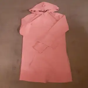 Snygg rosa hoodie som är för stor på mig. Den enda defekten är att todigare ägaren skrivit sina incialer på lappen anars är den som ny❤