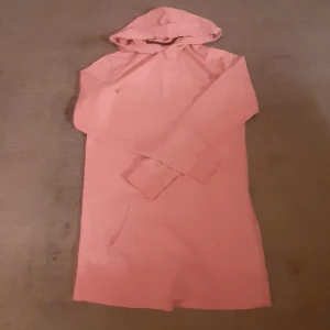 Rosa hoodie - Snygg rosa hoodie som är för stor på mig. Den enda defekten är att todigare ägaren skrivit sina incialer på lappen anars är den som ny❤