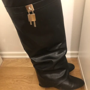 Givenchy liknade stövlar - Säljer nu mina kära givenchy liknade stövlar! Köpta för 1300kr Dom är använda sparsamt och är i bra skick! Dom är i storlek 39 och är sann till storleken.  Skriv för fler bilder🥰