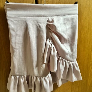 Rosa kjol - Jättesöt rosa kjol som är för liten för mig. Helt oanvänd bara testad. Har dragkedja på sidan.  Skriv för fler bilder ❤️