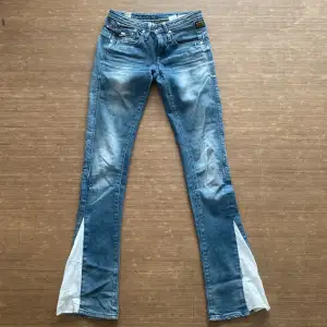 Hej jag säljer mina skit coola bootcut jeans då dom inte passar längre. Nypris 750kr. Skick 7/10. Skriv om ni har frågor/funderingar❤️🫶🏼