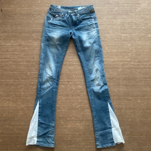 G-star jeans Low waist bootcut  - Hej jag säljer mina skit coola bootcut jeans då dom inte passar längre. Nypris 750kr. Skick 7/10. Skriv om ni har frågor/funderingar❤️🫶🏼