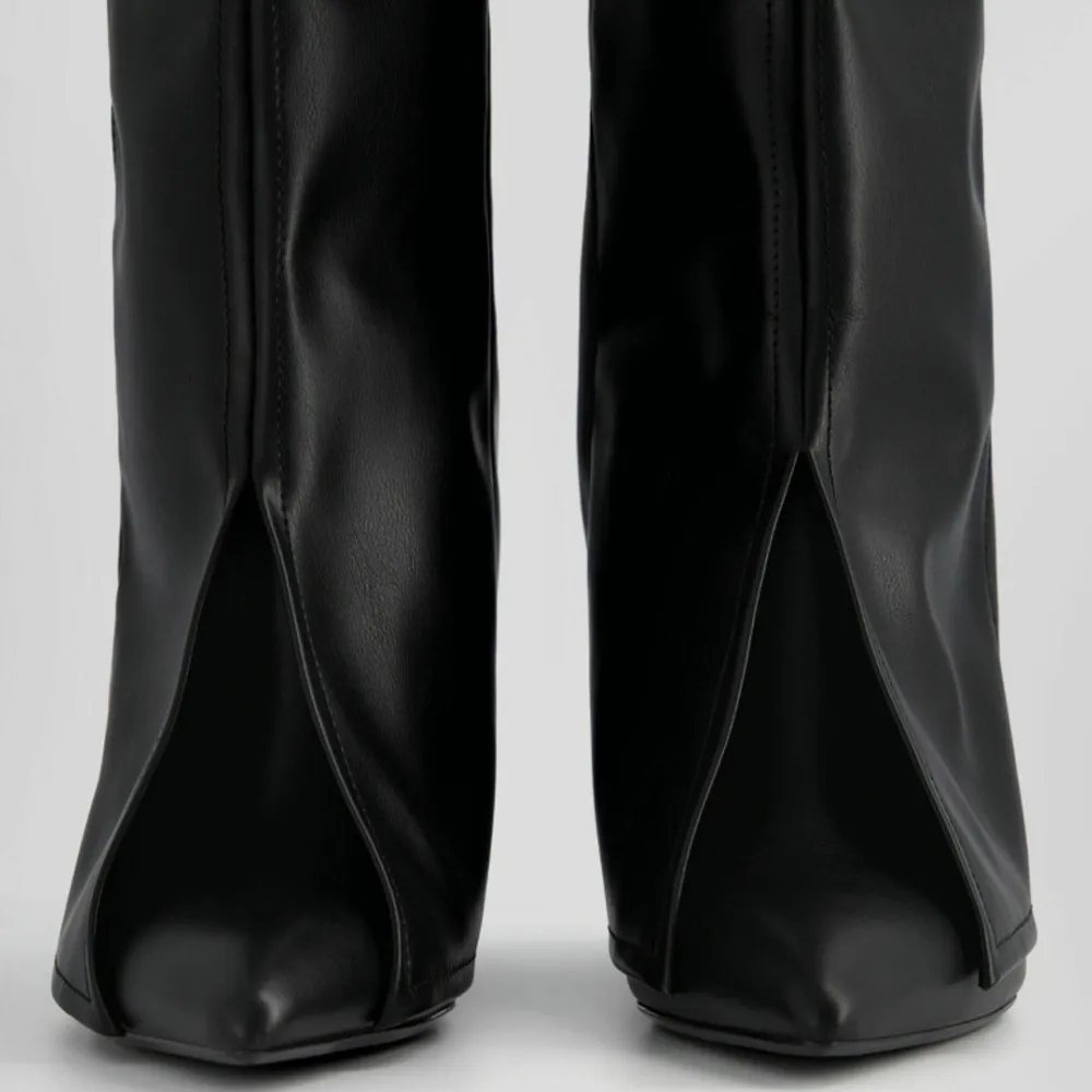 Säljer dessa svarta boots då dom aldrig kommit till användning💖💖 om det är nån fråga är det bara att skriva💖. Skor.