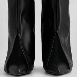 Säljer dessa svarta boots då dom aldrig kommit till användning💖💖 om det är nån fråga är det bara att skriva💖