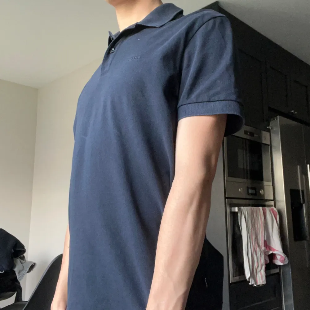 Säljer en Mörkblå Hugo boss piké bra kvalite 9/10 , använd fåtal gånger, Hör av dig om du har några frågor eller funderingar!. T-paidat.