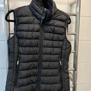 Parajumper väst - Säljer nu min fina parajumper väst som knappt är använd. Den är hel och finns inga märken på den. Västen är äkta och finns QR kod i för att kolla upp det. Priset är absolut diskuterbart och västen kan skickas mot fraktkostnad.