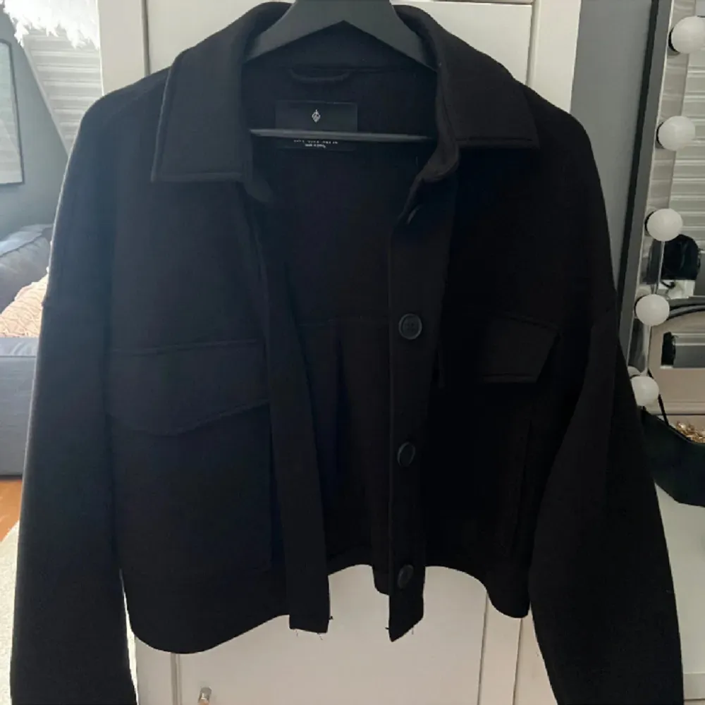 Säljer min svarta kappa då jag aldrig använt den, nypris är 450 så tänker mig ett pris runt 300 💕💕 Den är i storlek s/m ❤️. Jackor.
