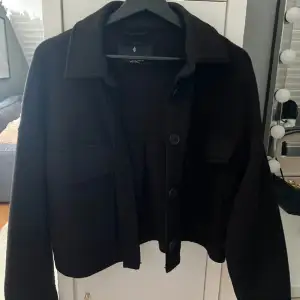 Säljer min svarta kappa då jag aldrig använt den, nypris är 450 så tänker mig ett pris runt 300 💕💕 Den är i storlek s/m ❤️