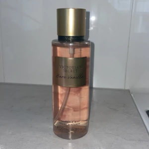 Victoria’s Secret bare vanilla - Säljer min Victoria’s Secret parfym för att jag har två. Den går inte att köpa i Sverige och är bara använd ett fåtal gånger! Säljer för 250kr eller högstbudande💕