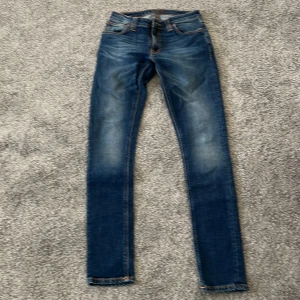 Nudie Jeans - Nudie Jeans, mellanblå, stretch. Mycket gott skick.