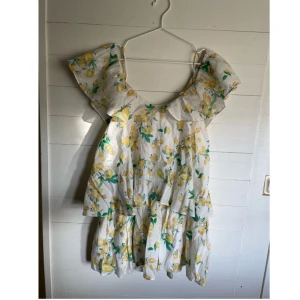 Klänning - Sommarklänning med citron-mönster och volanger, använd en gång! Från HM i storlek 40, justerbara band.   Sista bilden visar bättre hur den ser ut på☺️