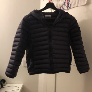 Stone Island jacka - Stone Island jacka, perfekt jacka till sommaren och våren.  Jacka är värd ca 5500 kr. 