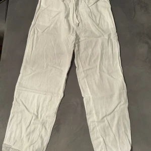 Vita linnebyxor  - Oanvända vita linnebyxor