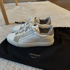 Zadig & Voltaire sneakers - Säljer mina fina Zadig & Voltaire skor! Storlek 38, i använt men fint skick! Nypris 2100kr, säljer för 900💘 finns fler bilder vid inteesse! 