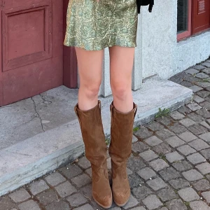 Bruna boots - Super snygga boots från bershka. Köpte de för två år sen och har använts mycket men har tröttnat och säljer vidare. De är i väldigt bra skick även fast de är väl använda som ni ser på bilderna🤗