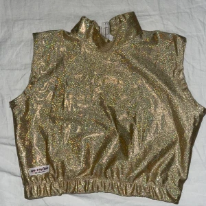 Tävlingsdans överdel - Handgjord guld/metallisk/glittrig topp i stl. 150/XS, aldrig använd! Perfekt till vårens tävlingar/föreställningar!🥰 