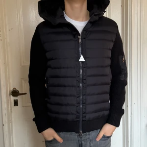 Moncler Cardigan  - Moncler Padded Wool Cardigan, Navy Blue. I princip i nytt skick, 9/10. Inköpt för 3 år sedan men inte använd majoriteten av tiden, kvitto och äkthetsbevis finns. Storlek: L, passar L och M.
