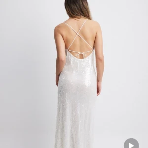 Balklänning  - SUPER fin lång paljettekläning med öppen rygg tänkte ha till balen men säljer för jag hittat en annan! Endast provad, lappen kvar. Priset kan diskuteras😻😻