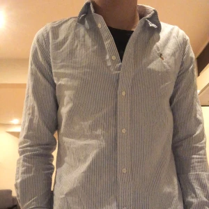 Polo Ralph Lauren skjorta - 9/10 skick Polo Ralph lauren skjorta super slim fit men sitter som vanlig slim fit perfekt för våren/sommaren 250kr passar storlek S är 185cm 70kg