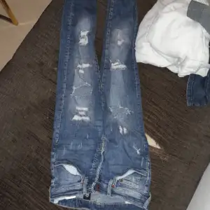 Skinny jeans med hål, väldigt gamla men it så använda. För intresse kom privat