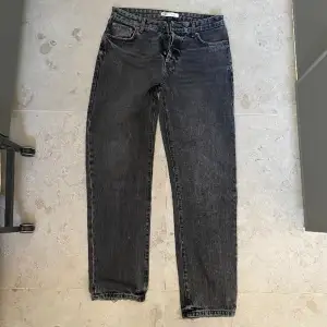 Slutsålda stentvättade zara jeans Knappt använda Mörkgrå Strl 31