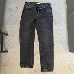 Zara jeans - Slutsålda stentvättade zara jeans Knappt använda Mörkgrå Strl 31