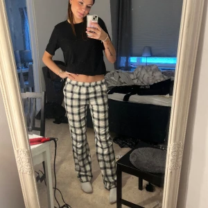 Pyjamasbyxor  - Använt någon gång, går att ha som lågmidjade vilket är jätte snyggt, säljer då jag har ett par likadana 🩷😋