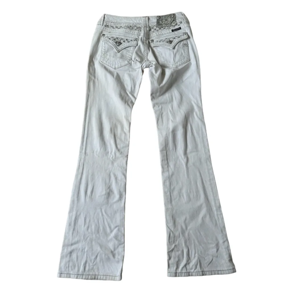 Miss me jeans i modellen ”JP5OO2B63 / BOOT” midjemåttet rakt över 37cm. Ytterbenet 105,5cm och innerbenet 85cm. Har fläckar och 2 knappar på ettiketen har lossnat. Kontakta vid intresse!. Jeans & Byxor.