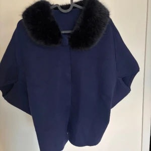 Kofta - Så sjukt fin kortärmad kofta/ bolero med pälskrage💕 köpt av en dam som skräddarsyr kläder och pälskragen har jag satt dit själv så står tyvärr inget märke i 