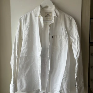 Vit lexington skjorta  - Aldrig använd skjorta ifrån lexington. Storlek S. Säljer eftersom jag aldrig använder den