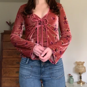 Vintage linne + kofta - Matchande mönstrat linne och kofta i sammet med utsvängda ärmar, från Hennes alltså vintage H&M! 🤎