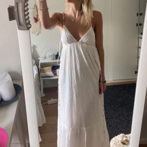 Säljer denna vita klänning från Zara. Köpte 2 stycken därav jag säljer denna. Endast testad med lappen kvar. Passar perfekt till midsommar! Passar mig som bär XS och är 168 cm lång.💕(bild 2 & 3 är från hemsidan).