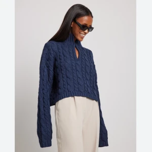 Stickad tröja - Marinblå stickad från NAKD, använd 2 gånger!