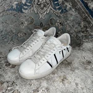 Valentino Garavani - Hej!  Säljer nu mina Valentino sneakers  Inte det bästa skicket därav priset För fler frågor eller funderingar är det bara att skriva till mig 