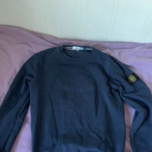 Stone island tröja - Stone island sweater. I jätte bra skick. Jag köpte den från stone island hemsida för ungefär 3500 och vill sälja den för 1000 men priset kan diskuteras. 