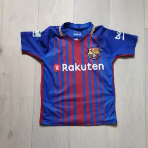 Hej säljer en FC Barcelona tröja med Messi på ryggen 