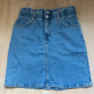 Säljer denna jeans kjolen från Lindex. Den är i barnstorlek men skulle annars säga att den passar XXS men inte större. Fin till sommaren❤️