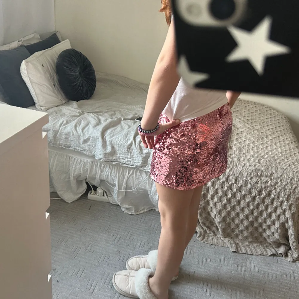 En jättefin rosa kjol/topp! 🩷 Säljs eftersom den är för liten och inte kommer till användning. Använd ca 3-4 ggr, köparen står för frakt  🚚 dm för frågor!!. Kjolar.