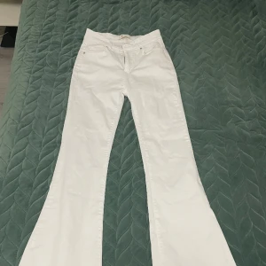 bootcut vita jeans - har använts få tal gånger, passar S/M.