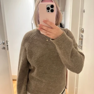 Stickad tröja - Säljer denna fina stickade tröjan då jag har många liknande💗