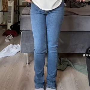 Hej ☺️ Nu säljer jag ett par Assnygga jeans från Gina som dessvärre inte kommer till någon användning🌸  Innerbenssömmen är 82 cm 