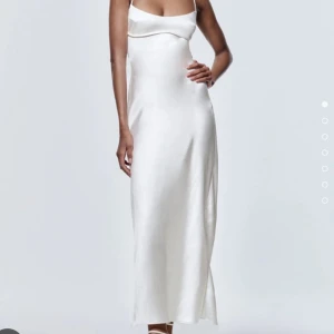 Klänning - Säljer denna jättefina slutsålda satinklänningen från Zara, använd en gång. Skriv för bild på😊