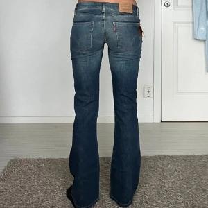 Lågmidjade Levis jeans - Säljer mina Levis jeans eftersom de är försmå💕Bilden är lånad från förra ägaren💕 midjemåttet 35 cm och innerbens 83 cm (jag har spretat up de längst ner)