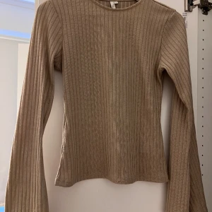 Topp - Säljer denna underbara topp med trumpet armar. Den är köpt från nelly i storkel S 