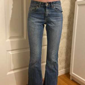 Superfina lågmidjade bootcut jeans från lee! Har lagt ner dem. Säljs då de är för små, passar någon som är mellan typ 155-165cm 💗💗 vet ej storlek men skulle gissa att de är typ xs/34