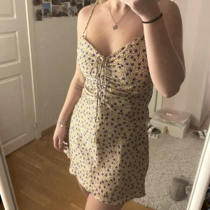 Klänning från zara  - En blommig klänning från Zara i storlek 36/Small