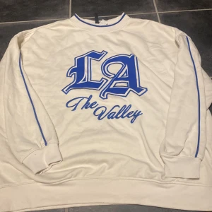 Cool sweatshirt  - Knappt använd, smått nopprig (syns knappt + går att fixa)