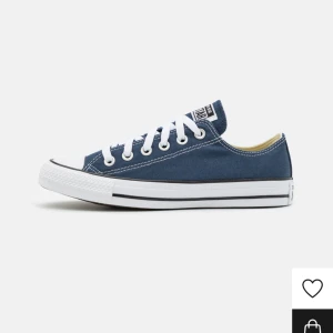 låga converse  - blå grön färg, använt ett tag o lite defekter, skriv för egna bilder. 749 kr på Zalando o jag säljer för 449🩷skriv vid funderingar! Storlek 37 men jag har 38 så passar både 37-38!