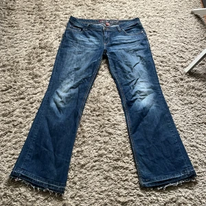 Lågmidjade jeans - Jättefina lågmidjade flared jeans från märket edc by Esprit:) storleken som står på lappen är 33/32🙏🏼  Midjemått: 43 cm rakt över Innerbenslängd: 79 cm