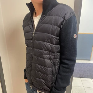 Moncler cardigan - Moncler cardigan i väldigt bra skick. Kvitto finns. Köpt från monclers butik i st tropez.